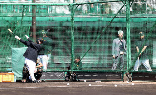 フリー打撃で豪快に打球を飛ばす巨人オドーア。後方右は阿部監督（撮影・河田真司）