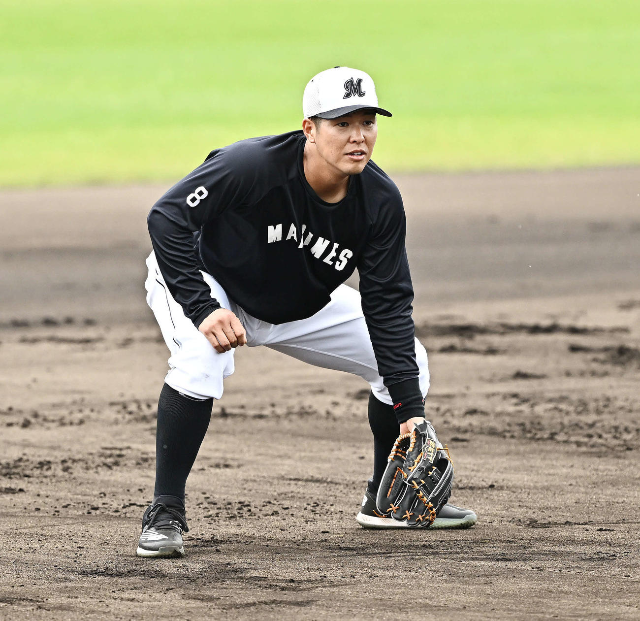三塁の守備練習をするロッテ中村奨吾（2024年2月5日撮影）