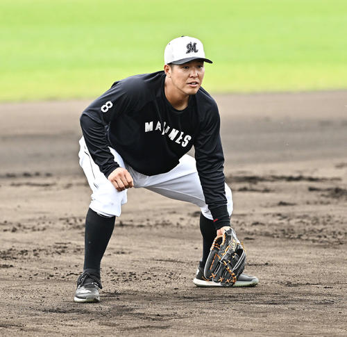 三塁の守備練習をするロッテ中村奨吾（2024年2月5日撮影）