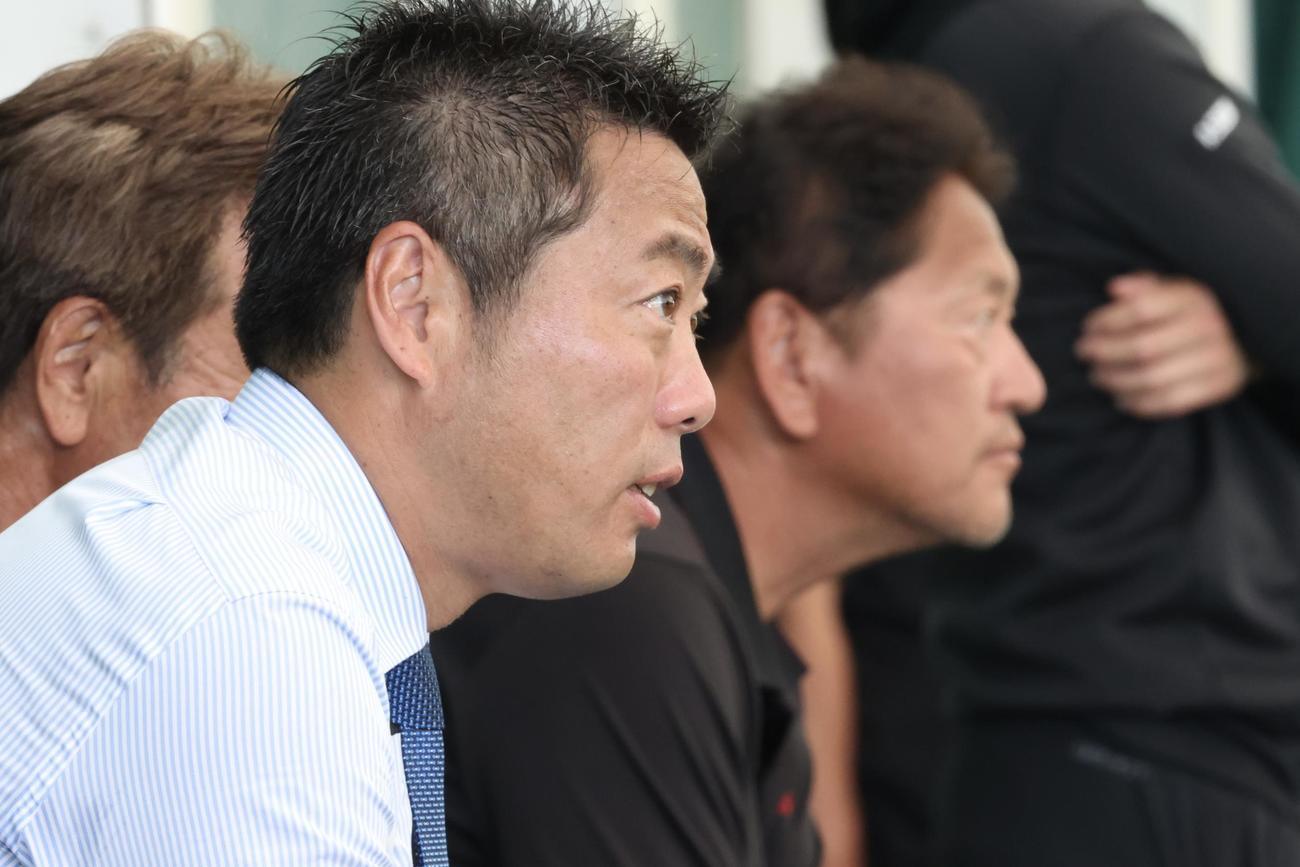 ブルペンで投手陣を見る上原氏（手前）と佐々木氏（撮影・河田真司）
