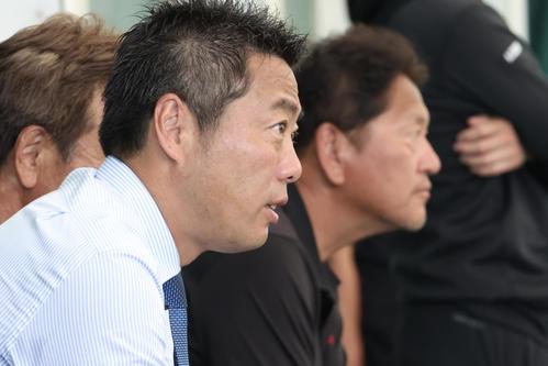 ブルペンで投手陣を見る上原氏（手前）と佐々木氏（撮影・河田真司）