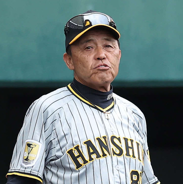 巨人対阪神　8回表を終え、選手交代を告げる阪神岡田監督（撮影・河田真司）
