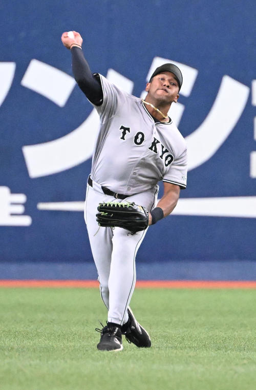 オリックス対巨人　3回裏オリックス2死満塁、森の中前打を捕球した中堅手オコエは三塁で西川を捕殺する（撮影・和賀正仁）