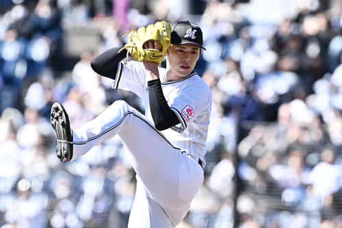 ロッテ対ソフトバンク　力投するロッテ先発の佐々木（撮影・滝沢徹郎）