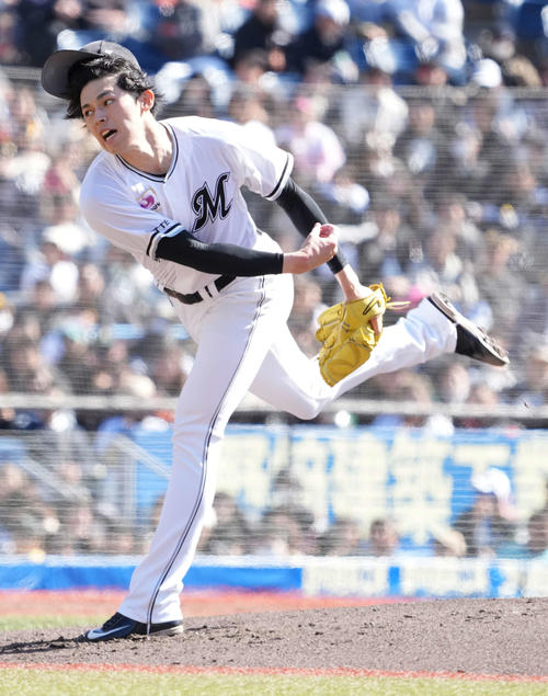 ロッテ対ソフトバンク　力投するロッテ先発の佐々木（撮影・小沢裕）