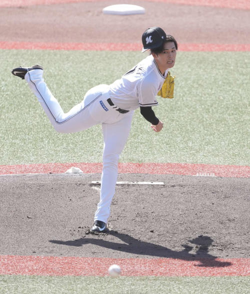 ロッテ対ソフトバンク　力投するロッテ先発の佐々木（撮影・小沢裕）