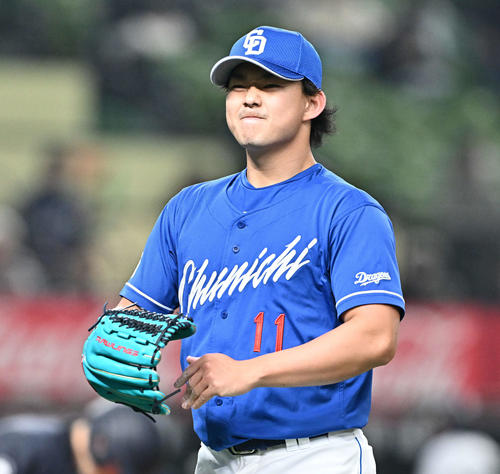 西武対中日　5回裏を投げ終えた中日先発の小笠原は悔しげにグラブをたたく（撮影・滝沢徹郎）