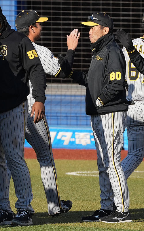 ロッテ対阪神　ロッテに勝利し、村上（左）を迎える阪神岡田監督（撮影・鈴木みどり）