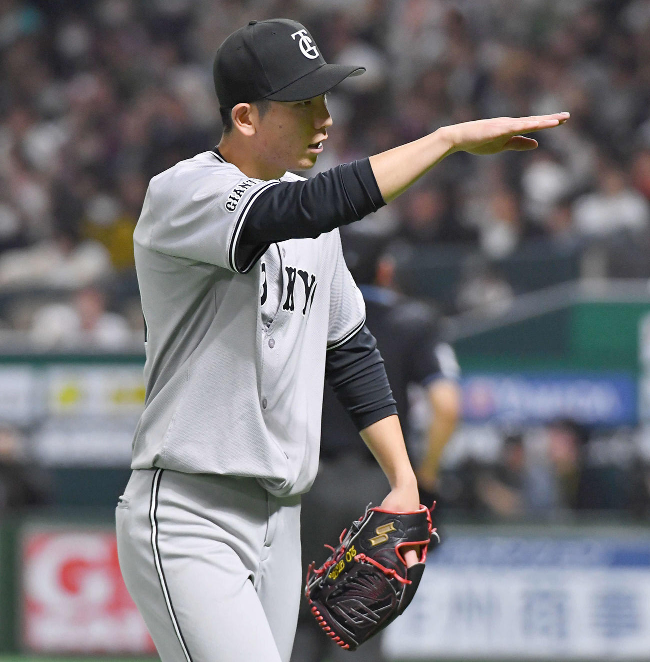 ソフトバンク対巨人　4回裏を無失点に抑え、大城卓と話しながらベンチへ戻る戸郷（撮影・岩下翔太）