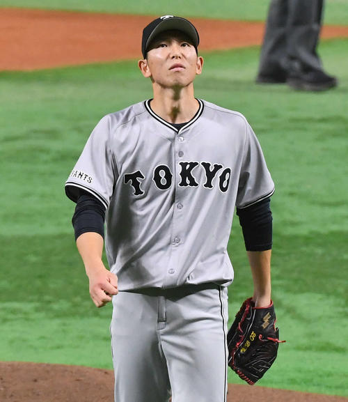 ソフトバンク対巨人　1回裏ソフトバンク無死一、二塁、柳田に先制の右越え3点本塁打を打たれた戸郷は悔しそうな表情を見せる（撮影・岩下翔太）