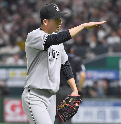 ソフトバンク対巨人　4回裏を無失点に抑え、大城卓と話しながらベンチへ戻る戸郷（撮影・岩下翔太）