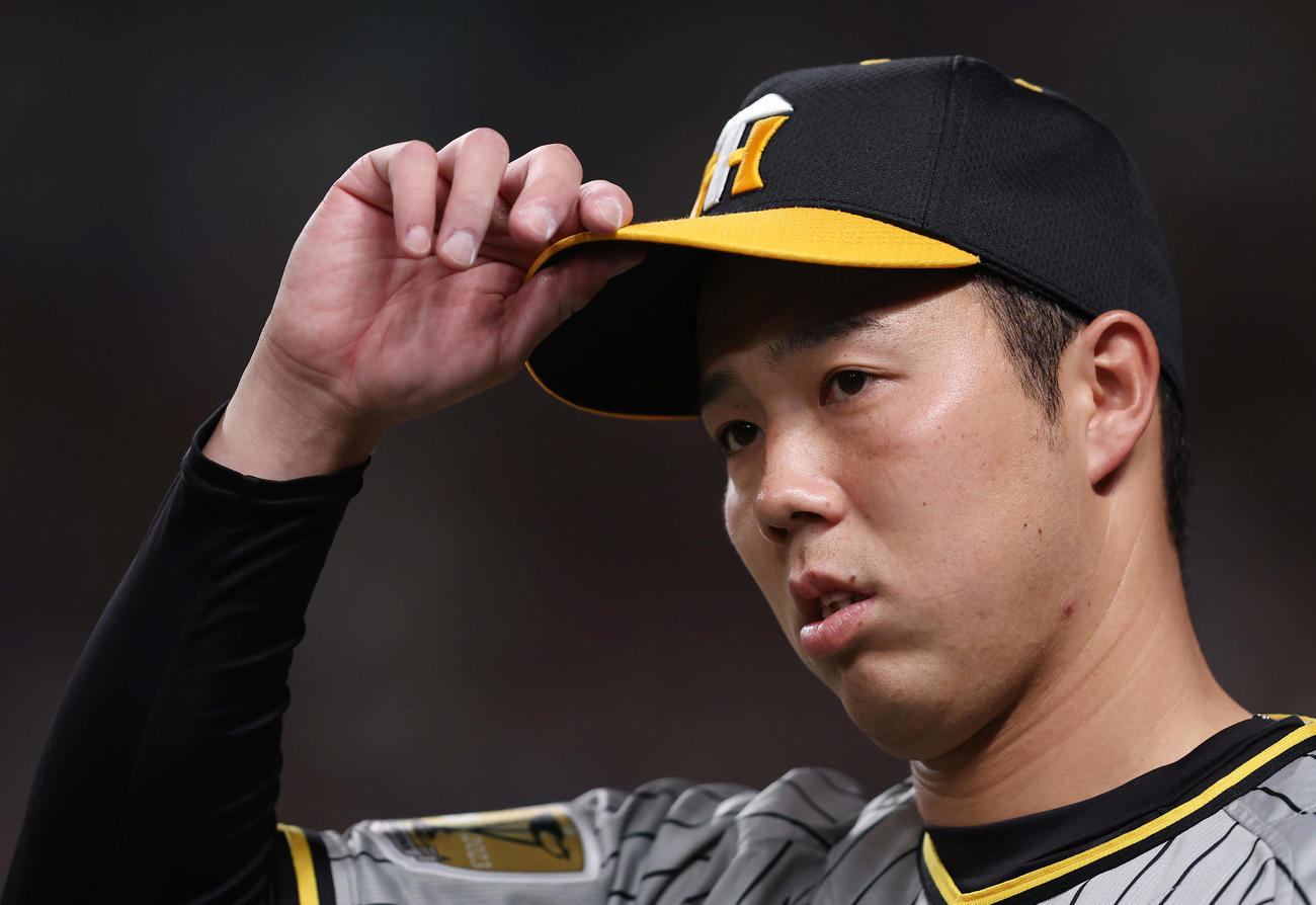 中日対阪神　6回表、投球準備をする阪神青柳（撮影・前田充）