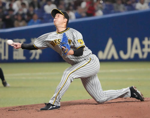 中日対阪神　2回裏、力投する阪神先発の青柳（撮影・森本幸一）
