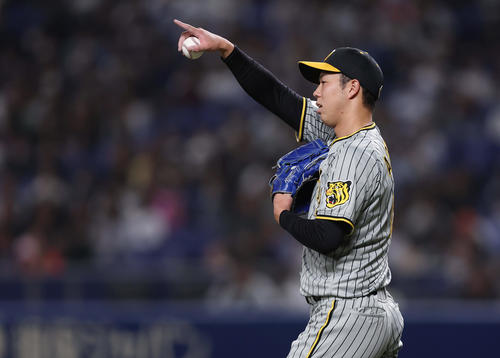 中日対阪神　2回裏中日1死一塁、後藤の安打で好守を見せた左翼手ノイジーを指さす青柳（撮影・前田充）