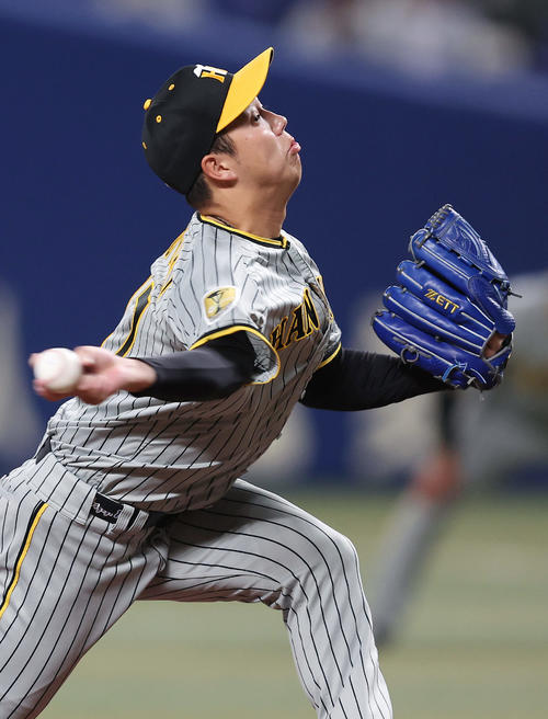 中日対阪神　力投する阪神先発の青柳（撮影・前田充）