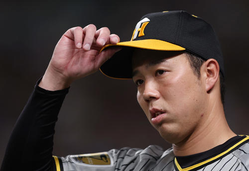 中日対阪神　6回表、投球準備をする阪神青柳（撮影・前田充）