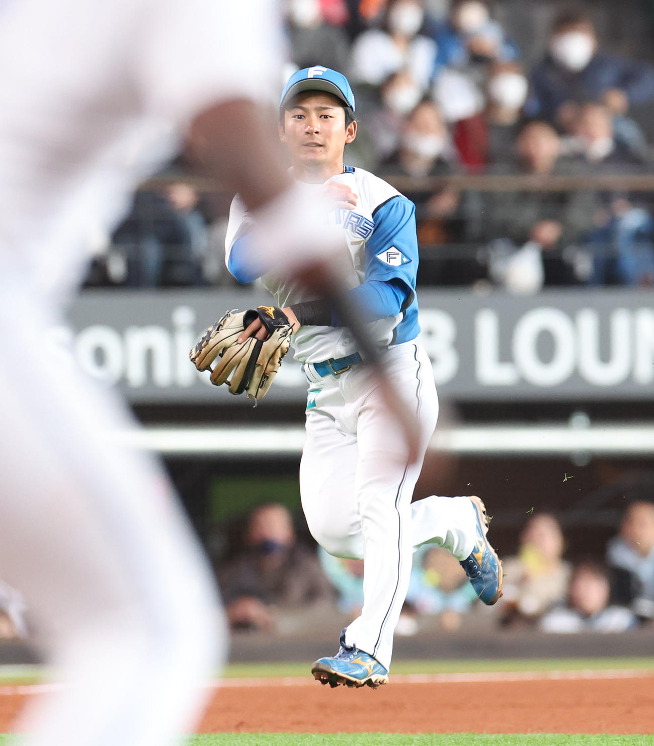 日本ハム対巨人　2回表巨人無死二塁、オドーアの打球を一塁に悪送球する水野（撮影・佐藤翔太）