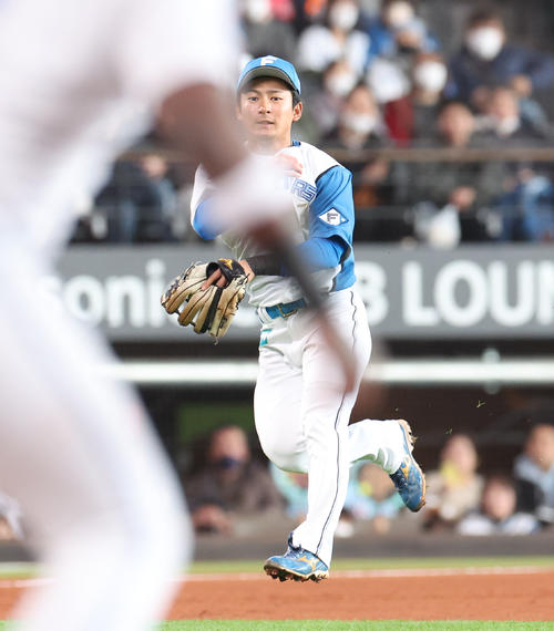 日本ハム対巨人　2回表巨人無死二塁、オドーアの打球を一塁に悪送球する水野（撮影・佐藤翔太）
