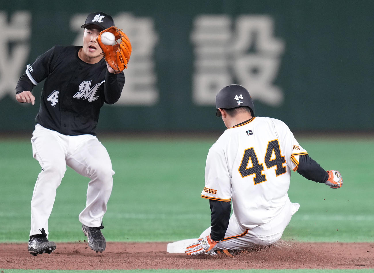 巨人対ロッテ　1回裏巨人1死一塁、打者丸の時、二盗する一塁走者佐々木。遊撃手友杉（撮影・鈴木みどり）