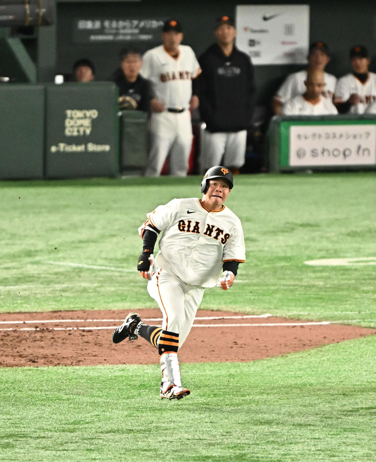 巨人対ロッテ　3回裏巨人1死、佐々木（手前）は右翼に安打を放ち二塁へ走る（撮影・滝沢徹郎）