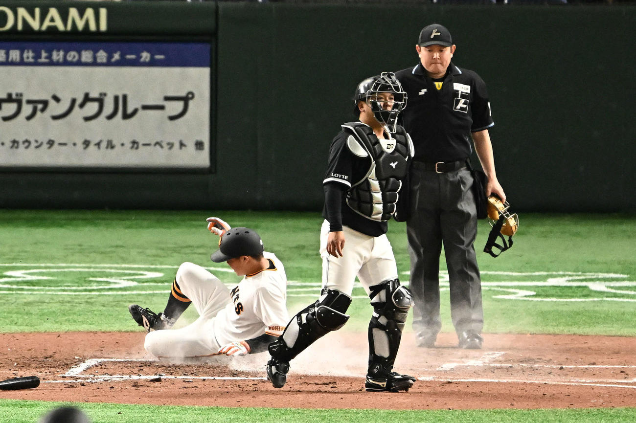 巨人対ロッテ　3回裏巨人1死一、二塁、岡本和の先制左前適時打から生還する二塁走者佐々木。捕手田村（撮影・滝沢徹郎）