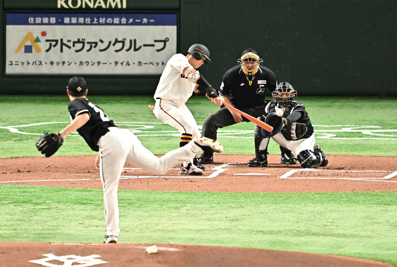 巨人対ロッテ　1回裏巨人1死、佐々木は左前打を放つ。投手西野（撮影・滝沢徹郎）