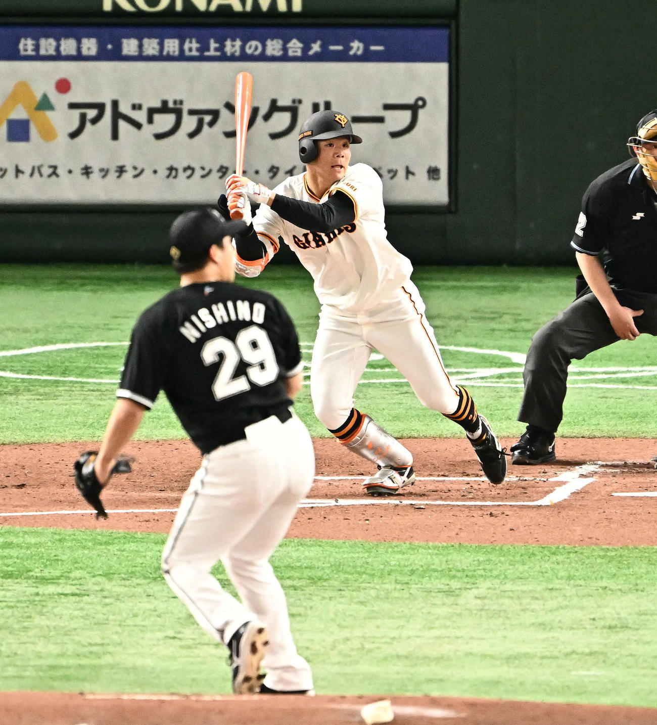 巨人対ロッテ　1回裏巨人1死、佐々木は左前打を放つ。投手西野（撮影・滝沢徹郎）