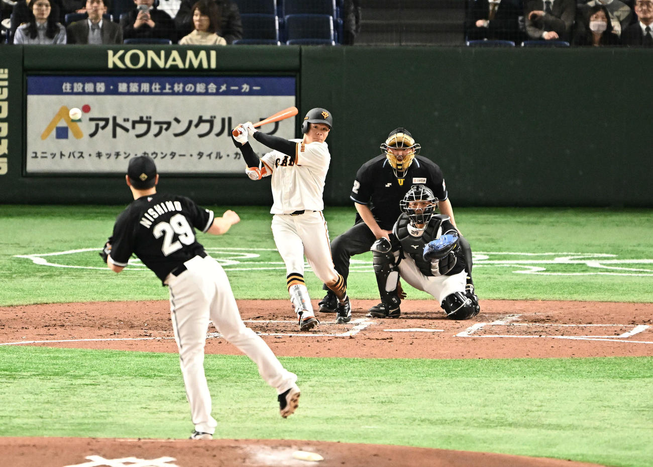 巨人対ロッテ　3回裏巨人1死、佐々木は右翼に二塁打を放つ。投手西野（撮影・滝沢徹郎）