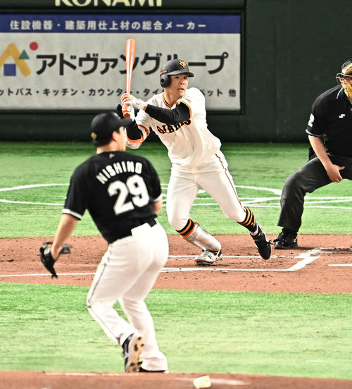 巨人対ロッテ　1回裏巨人1死、佐々木は左前打を放つ。投手西野（撮影・滝沢徹郎）