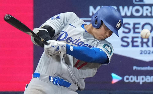 パドレス対ドジャース　8回表ドジャース1死一、二塁、左前適時打を放つ大谷（撮影・菅敏）