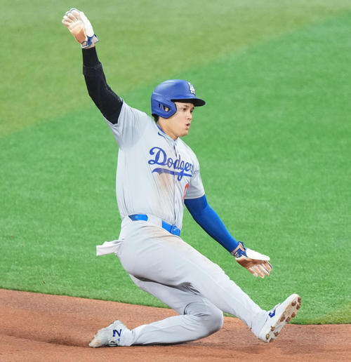 パドレス対ドジャース　3回表ドジャース2死一塁、二塁盗塁を決める大谷（撮影・菅敏）