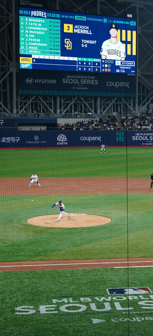 ドジャース対パドレス　1回5失点で降板となるドジャース先発の山本（撮影・菅敏）