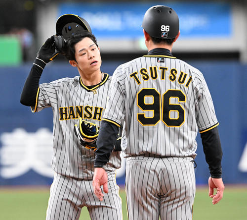 オリックス対阪神　3回表阪神2死一、二塁、中野（左）は左飛に倒れる。右は筒井コーチ（撮影・前岡正明）