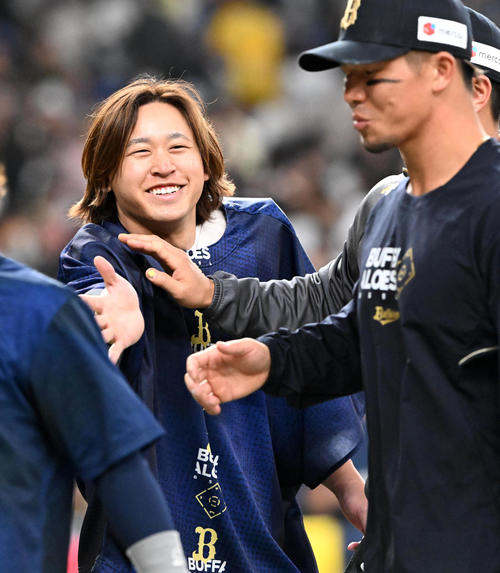 オリックス対阪神　笑顔でナインを迎える宮城（撮影・前岡正明）