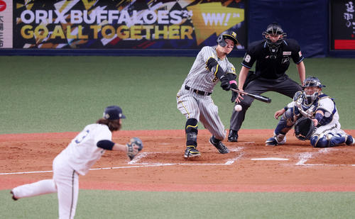 オリックス対阪神　4回表阪神1死、佐藤輝は一塁内野安打を放つ。投手は宮城（撮影・加藤哉）