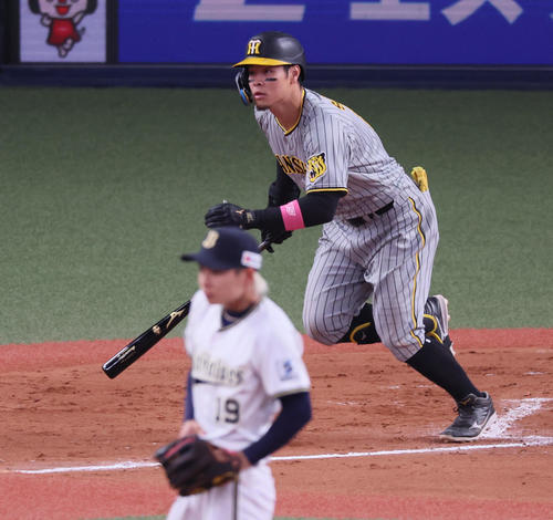 オリックス対阪神　9回表阪神無死、佐藤輝は右前打を放つ。投手は山岡（撮影・加藤哉）