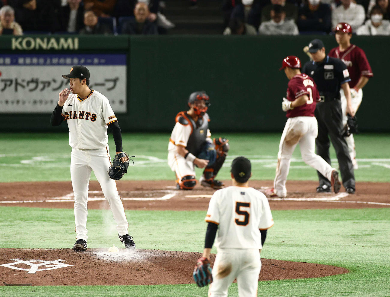 巨人対楽天　6回表楽天1死満塁、岡島に四球を与え、押し出しを許す西舘（撮影・河田真司）