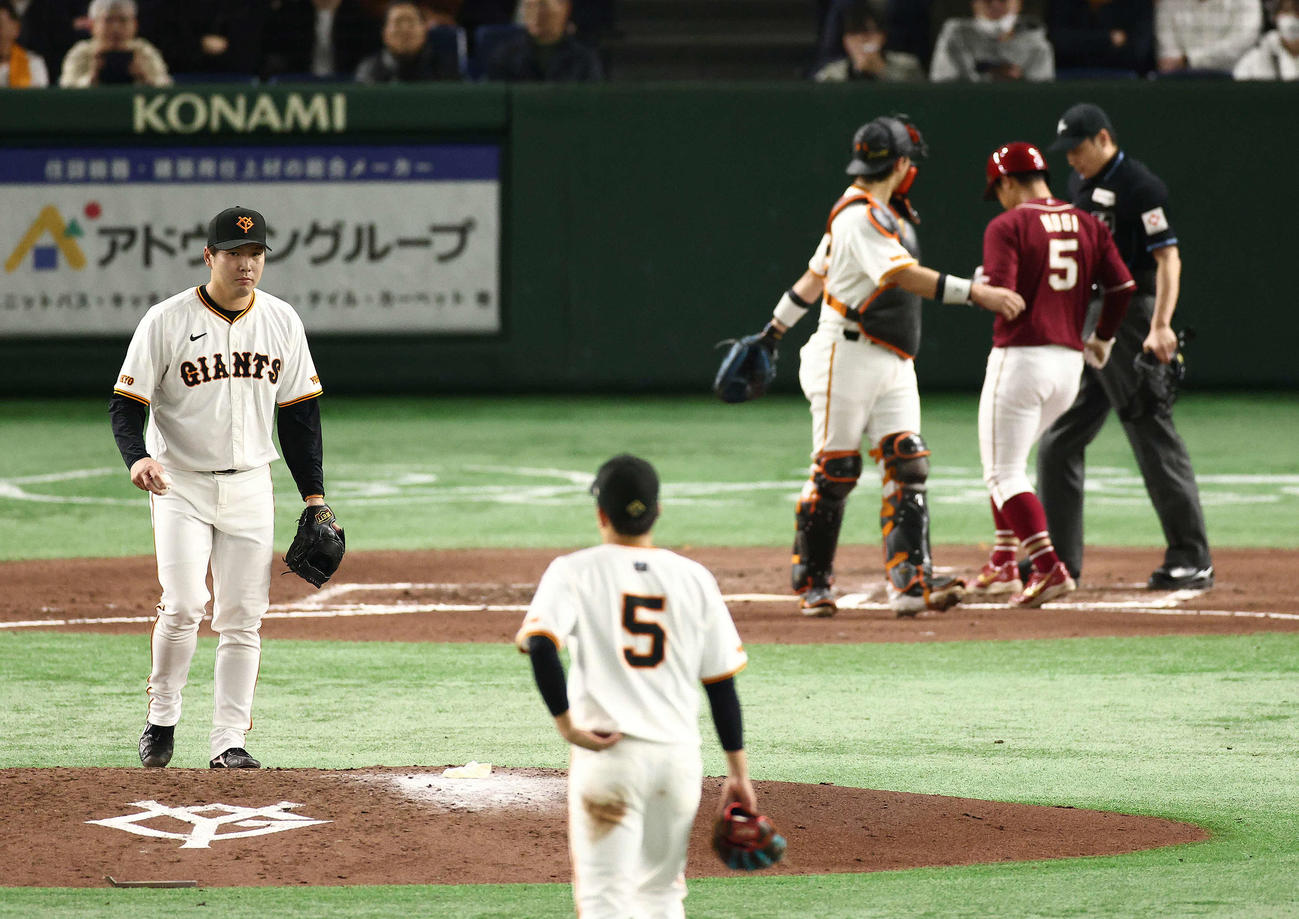 巨人対楽天　6回表楽天1死満塁、島内に四球を与え、押し出しを許す馬場（撮影・河田真司）