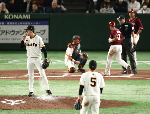 巨人対楽天　6回表楽天1死満塁、岡島に四球を与え、押し出しを許す西舘（撮影・河田真司）