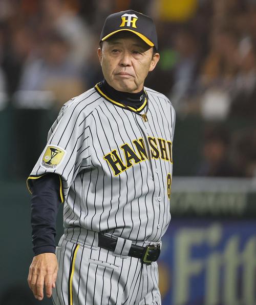 巨人対阪神　選手交代を告げる岡田監督（撮影・上田博志）