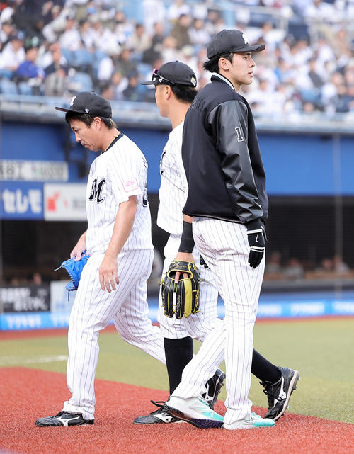 ロッテ対日本ハム　9回、日本ハムに勝ち越しを許し、がっくりとベンチに戻るロッテ益田（左）。右は佐々木（撮影・足立雅史）