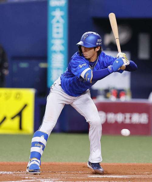 阪神対DeNA 4回表DeNA無死、四球を選ぶ度会（撮影・藤尾明華）