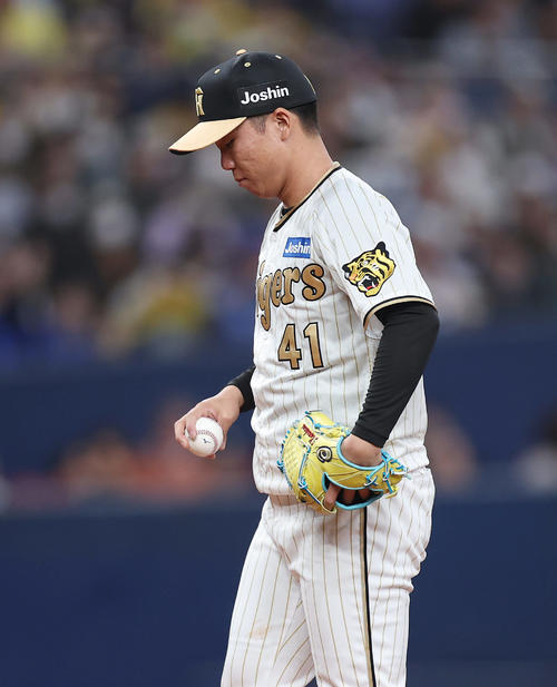 阪神対DeNA 1回表DeNA2死満塁、山本に3点適時三塁打を浴びた村上（撮影・前田充）