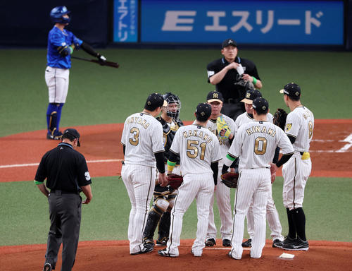 阪神対DeNA 1回表DeNA1死満塁、打者関根を迎えたところでマウンドに集まるナインと村上（撮影・加藤哉）