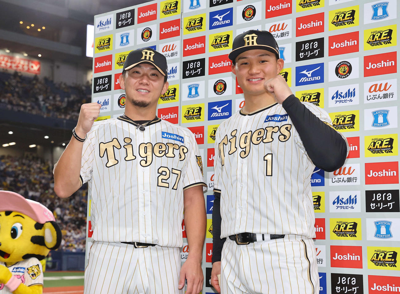 阪神対DeNA　お立ち台でガッツポーズをする伊藤将（左）と森下（撮影・上田博志）