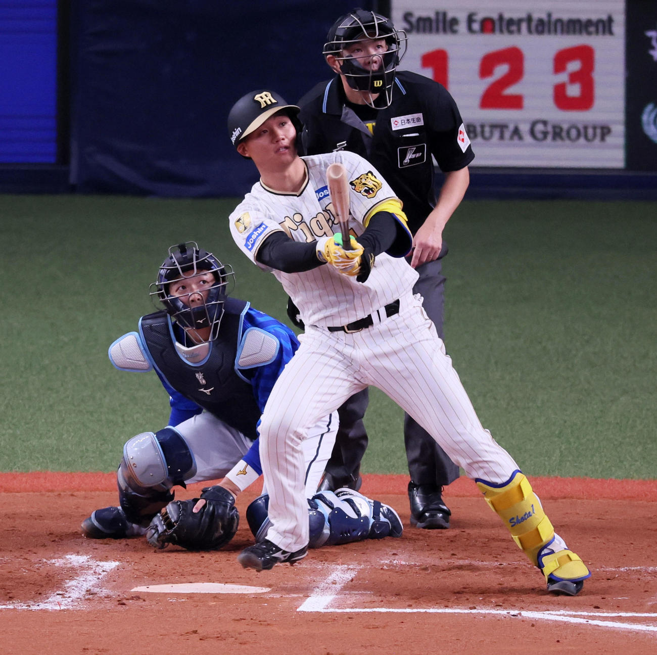 阪神対DeNA 6回裏阪神1死二塁、森下は左越え2点本塁打を放つ（撮影・加藤哉）
