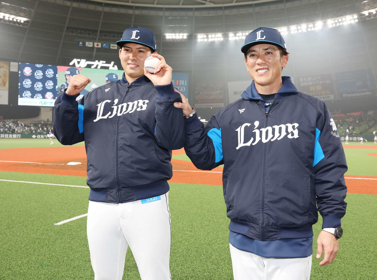 西武対オリックス　初勝利を挙げ、西武松井監督（右）と笑顔で記念撮影する武内（撮影・宮地輝）