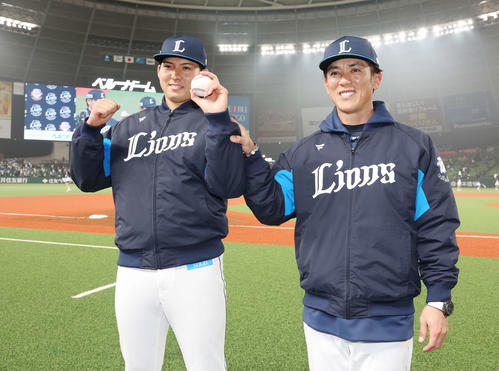 西武対オリックス　初勝利を挙げ、西武松井監督（右）と笑顔で記念撮影する武内（撮影・宮地輝）