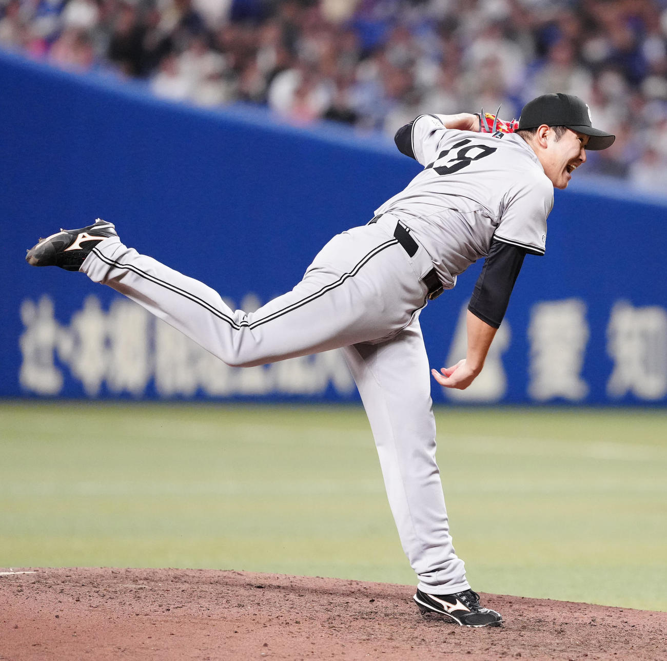 中日対巨人　7回裏、力投する巨人先発の菅野（撮影・江口和貴）
