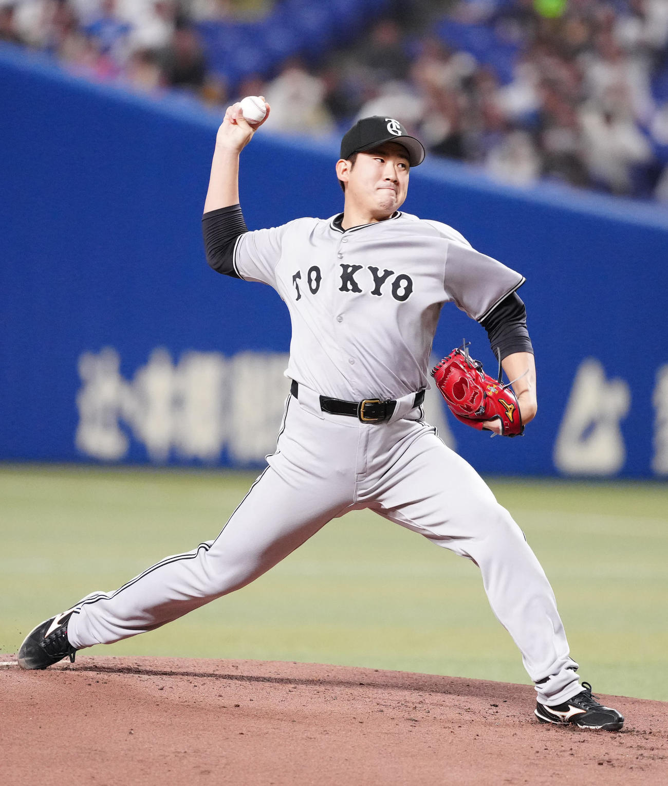 中日対巨人　力投する巨人先発の菅野（撮影・江口和貴）